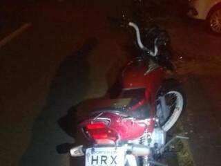 Motocicleta que era pilotada pelo suspeito. (Foto: Divulgação Polícia Municipal) 