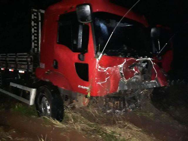 Ap&oacute;s batida entre caminh&atilde;o e carro, homem &eacute; arremessado e morre