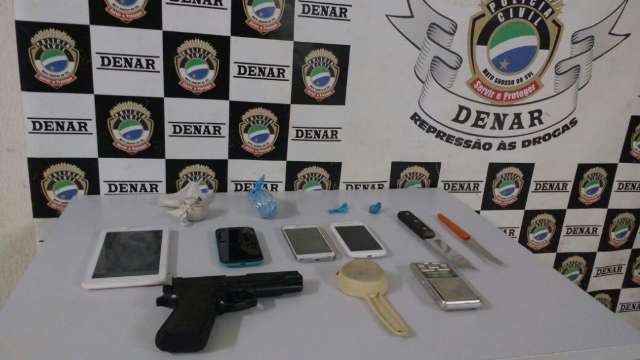 Dupla &eacute; presa com coca&iacute;na e arma de brinquedo na Vila Margarida 