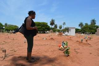 No cemitério, Catarina &quot;conversa&quot; com o marido que partiu (Foto: Alana Portela)