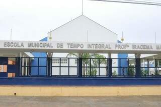 Escola de tempo integral no Ria Vieira ficou fechada hoje. (Foto: Alcides Neto)