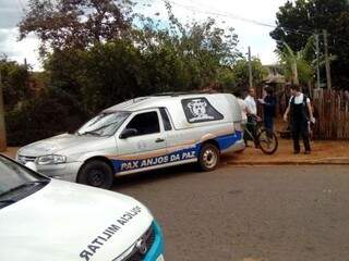 Movimentação da Polícia Militar e funerária na casa onde a mulher foi encontrada morta (Foto: Direto das Ruas) 