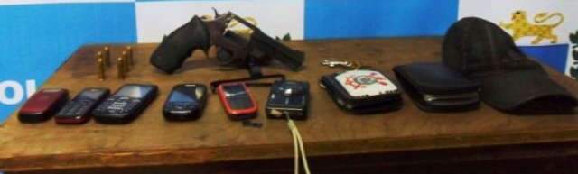 PM prende suspeitos de fazer fam&iacute;lia ref&eacute;m por 1 hora