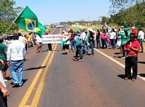  Ap&oacute;s 4h, sem-terra desbloqueiam trecho da rodovia MS-060
