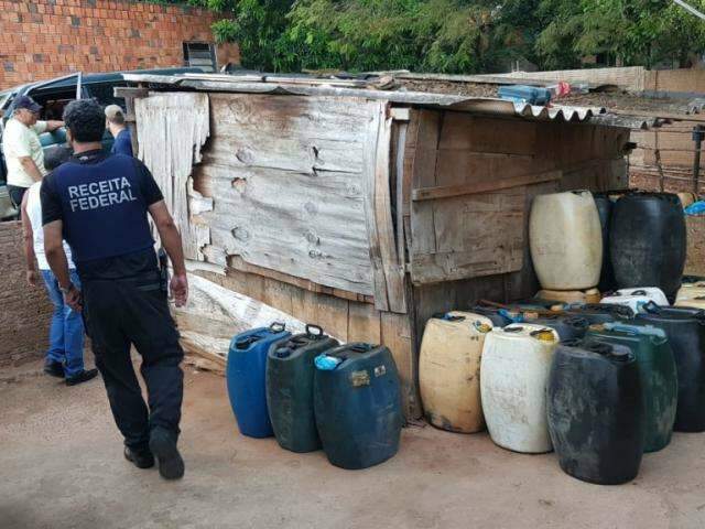 Fiscais encontram ponto de venda ilegal de combust&iacute;vel boliviano 