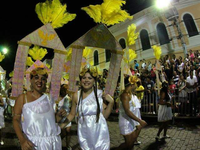 Cinco escolas disputam t&iacute;tulo em pen&uacute;ltima noite de Carnaval