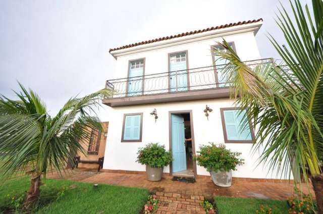 Inspirada em Paraty, casa tem janelas guilhotina e sacadas que lembram o passado