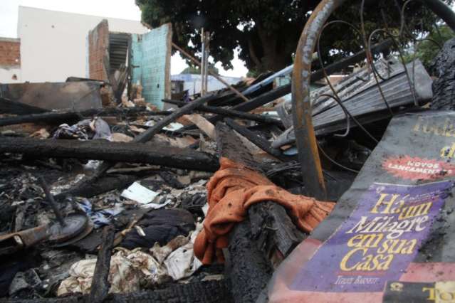 Ap&oacute;s perder casa e tudo no 3&ordm; inc&ecirc;ndio seguido, idoso vira sem-teto