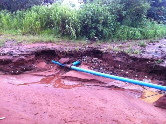 Nem trator escapa de lama&ccedil;al ap&oacute;s chuva em bairro de Campo Grande