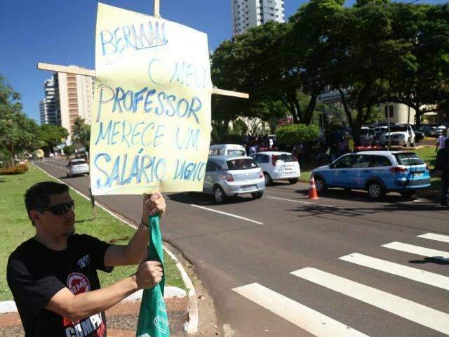 Greve fecha s&oacute; 7 escolas, mas grevistas querem reuni&atilde;o com Bernal