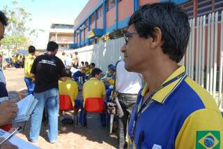 Funcionários dos Correios se concentram em frente da agência central em Campo Grande. (Foto: Simão Nogueira)