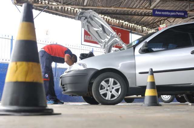 Ve&iacute;culos com placas de final 7 e 8 t&ecirc;m at&eacute; amanh&atilde; para fazer licenciamento