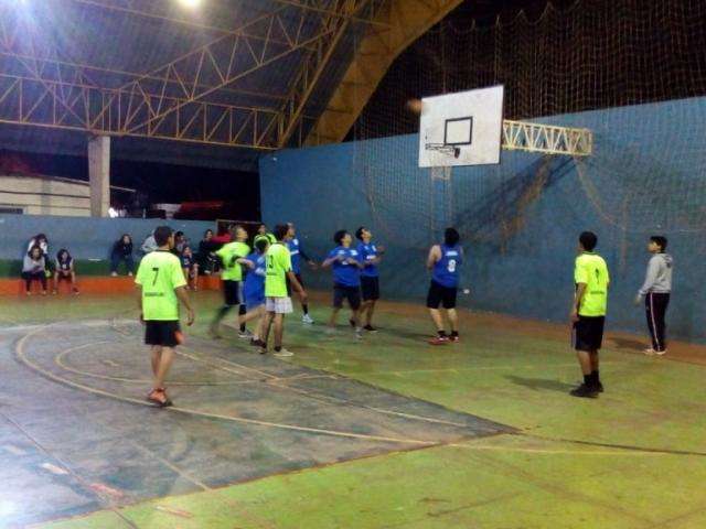 Alunos de escolas estaduais disputam &uacute;ltima etapa de torneio de basquete