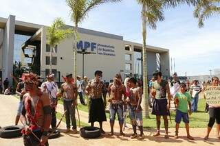 Lideranças indígenas protestam na porta do MPF na chegada de presidente da Funai