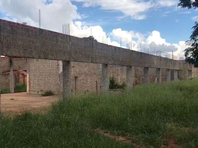 Em local que seria pra&ccedil;a esportiva, abandono e furtos impressionam