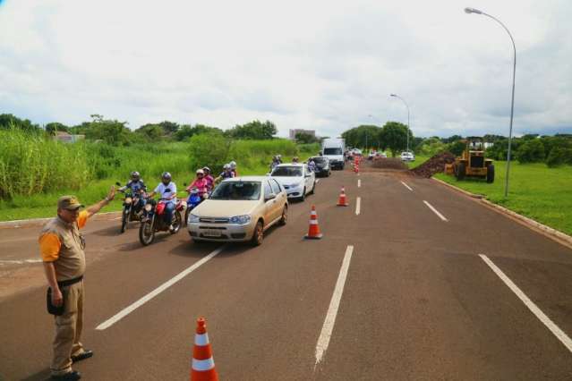 Margem de c&oacute;rrego desmorona, rompe tubula&ccedil;&atilde;o e interdita avenida