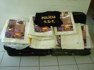 Em vistoria pelas bagagens, a Polícia desconfiou das colchas que estavam em duas malas. (Foto: Divulgação/DOF)