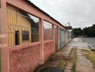 Casa comprida no Jardim Tijuca onde mulheres se negaram a falar enquanto faziam as malas (Foto: Ronie Cruz)