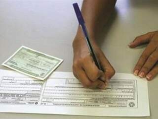 Eleitor preenche formulário de justificativa (Foto: TSE/Divulgação)