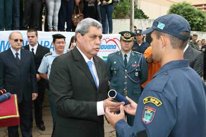 Puccinelli inaugura pr&eacute;dio e entrega viaturas e motos para a PM