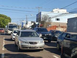 Trânsito é lento na região da Rua Rui Barbosa durante trabalho das equipes no local (Foto: Clayton Neves)