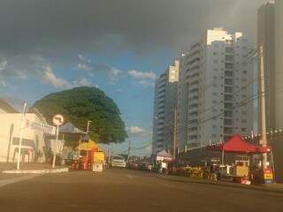 Carrinhos de lanche em rua próxima do Parque de Exposições Laucídio Coelho (Foto: Osvaldo Júnior)
