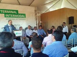 Lançamento da pedra fundamental na construção de terminal intermodal em Aparecida do Taboado, reuniu diversas autoridades. (Foto: Divulgação)