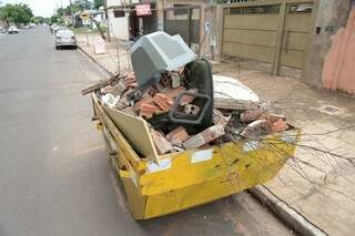 No Tiradentes, até uma TV velha foi jogada em depósito para sobras de materiais de construção (Foto: Fernando Antunes)