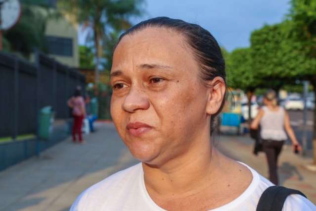 Familiares e amigos de jovem preso acusado de roubo protestam em frente ao F&oacute;rum