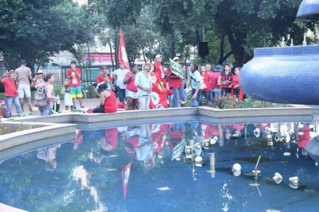Vota&ccedil;&atilde;o do impeachment come&ccedil;a com 150 pessoas na pra&ccedil;a Ary Coelho