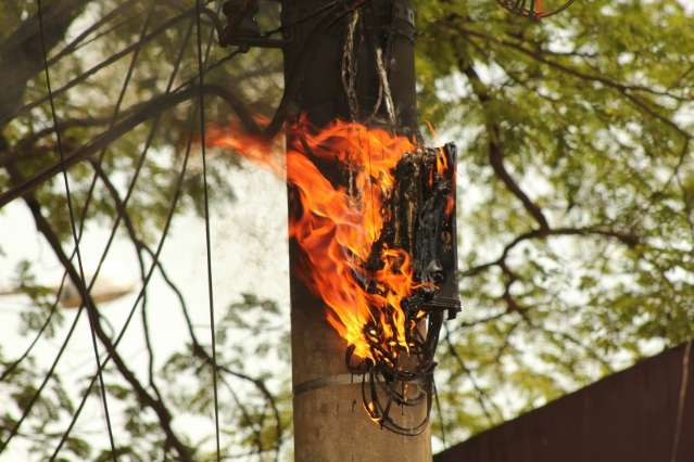 Inc&ecirc;ndio em cabo de energia fecha Rui Barbosa e deixa centro sem luz