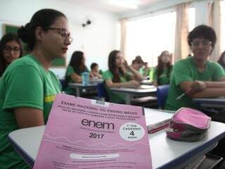 Alunos de escola estadual com caderno de provas do Enem 2017 em mãos (Foto: Marcos Ermínio/Arquivo)