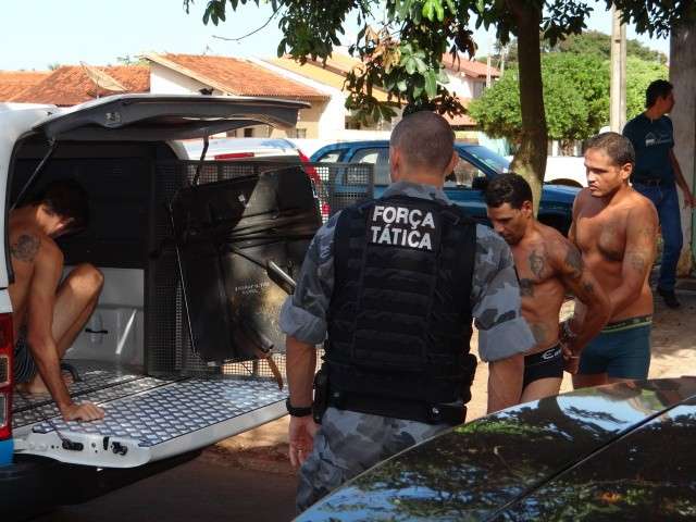 Pol&iacute;cia transfere 21 detentos de carceragem de delegacia para penitenci&aacute;ria