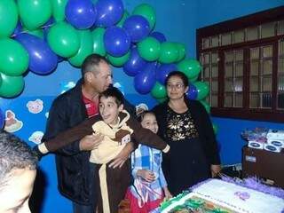 A família num dos aniversários, em festa e comemoração da qual Gustavo adora. 