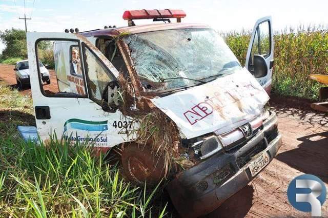 Ambul&acirc;ncia com dois pacientes fica destru&iacute;da ao capotar na MS-162