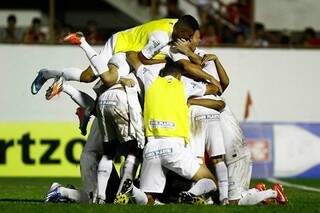 Equipe comemora gol que deu a vitória no fim do jogo (Foto: Divulgação Santos)