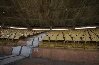 Setor de arquibancada cobertura pela marquise no Estádio Morenão. Uma limpeza geral também será essencial (Foto: Marcos Ermínio)