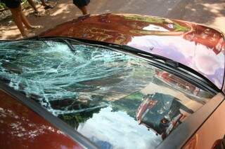 Pára-brisa de automóvel ficou destruído com o impacto da batida na tarde de hoje (Foto: Marcos Ermínio)
