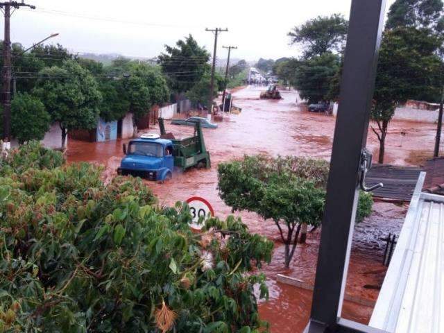 Tromba d&rsquo;&aacute;gua de 200 mm provoca estragos em cidade do sul de MS
