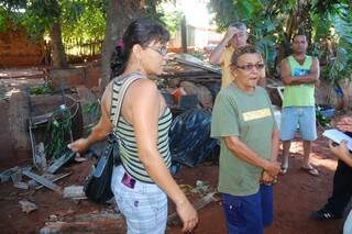 Dona Maria calcula os estragos depois da queda de sua casa. (Foto: Simão Nogueira).
