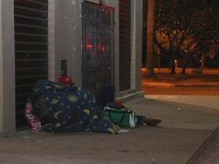 Cobertor e chinelo: morador de rua na 15 de Novembro, Centro da cidade. (Foto: Henrique Kawaminami)
