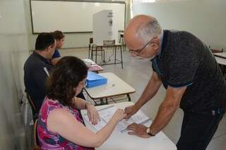 no Joaquim Murtinho, mesário chegou a 5 minutos da votação, mas não houve atraso (Foto: Minamar Jr.)