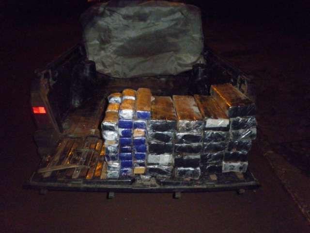 Homem &eacute; preso com 100 tabletes de maconha em fundo falso de ve&iacute;culo