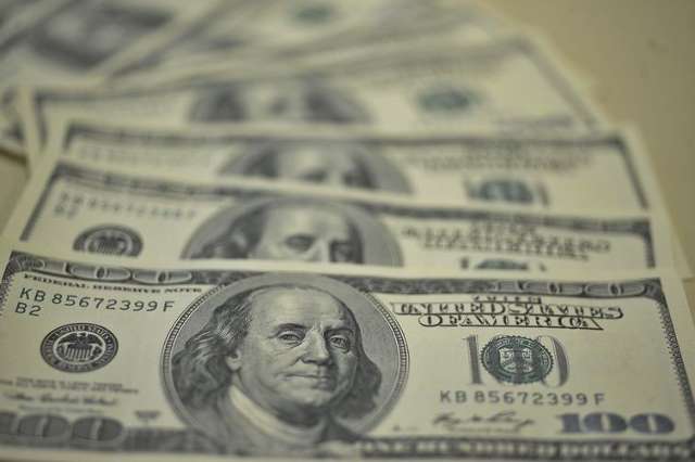 D&oacute;lar fecha a R$ 4, maior valor desde fevereiro de 2016