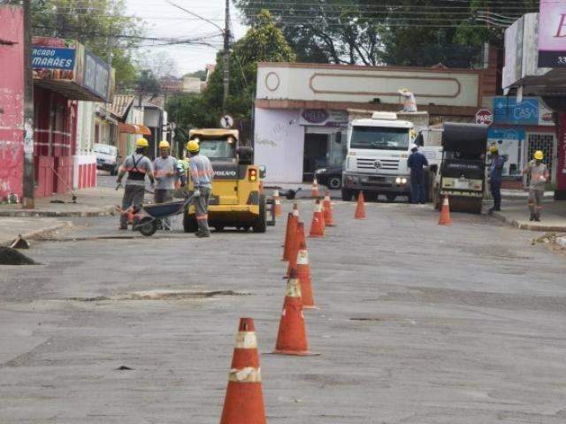 Trecho de 700 metros da Rua Yokoama come&ccedil;a a ser recapeado, diz prefeitura 