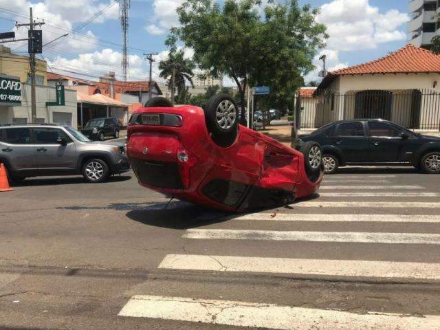Carro capota ap&oacute;s colis&atilde;o na Pernambuco com a Bahia