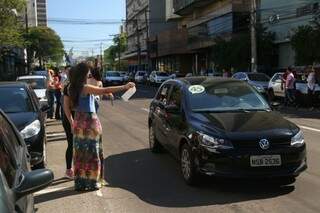Cabos eleitorais do PSDB adesivaram carros (Foto: Fernando Antunes)
