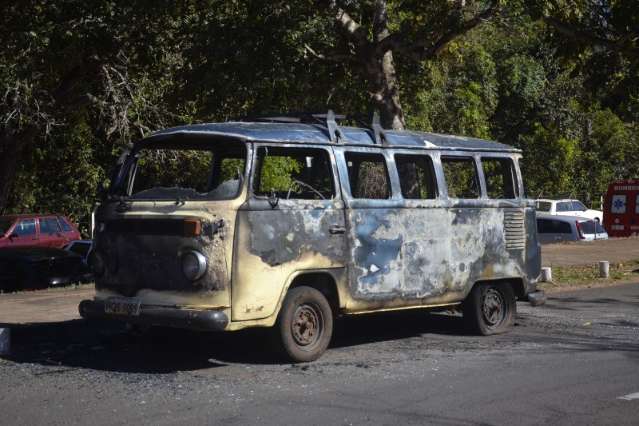 Kombi queimada atrai aten&ccedil;&atilde;o de curiosos no Parque dos Poderes