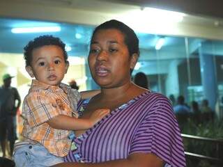 Eronildo, filho de Aline, está tratando pneumonia na UPA do Coronel Antonino há oito dias (Foto: Alcides Neto)