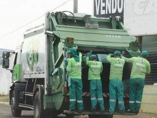 Caminhão da coleta de lixo feita pela Solurb, em Campo Grande. (Foto: Arquivo).